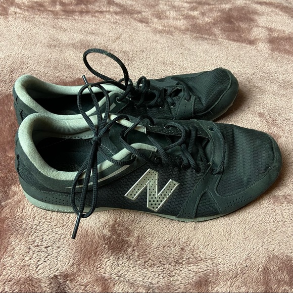 👟 Black & Silver New Balance Women’s Size 9 👟 - Picture 2 of 8